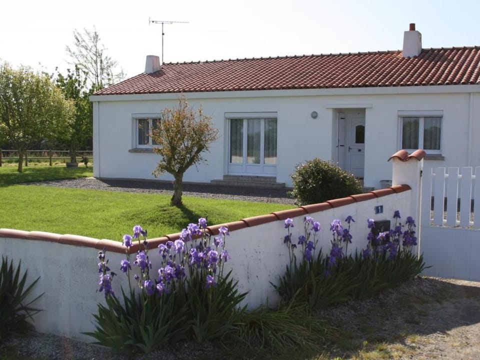 Maison rénovée avec grand jardin, proche des Sables-d'Olonne, 4 chambres, terrasse et Wifi - FR-1-426-187 House in Château-d'Olonne