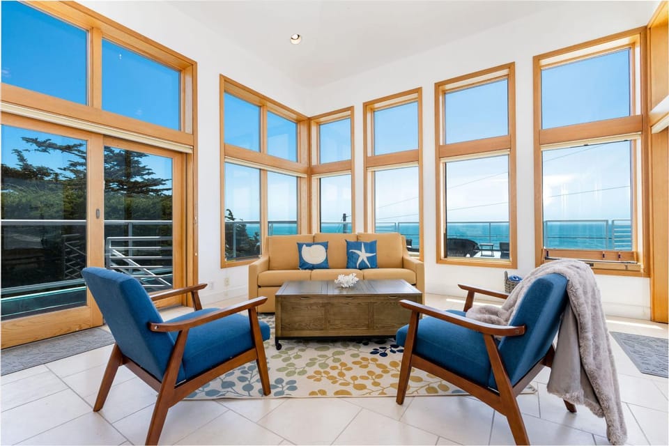 Luxury Beachfront Penthouse Walk to the Beach Restaurants Entertainment House in El Granada