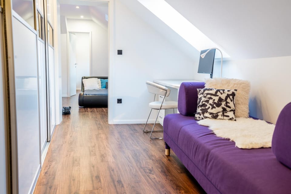 Bed, TV and multimedia, Seating area, Bedroom