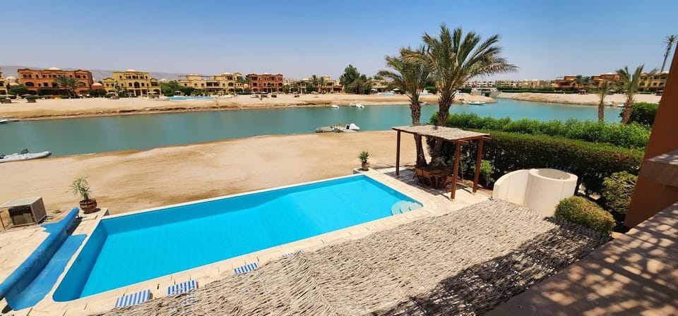 Patio, Nearby landmark, Day, Natural landscape, Lake view, Pool view, River view, Swimming pool, sunbed