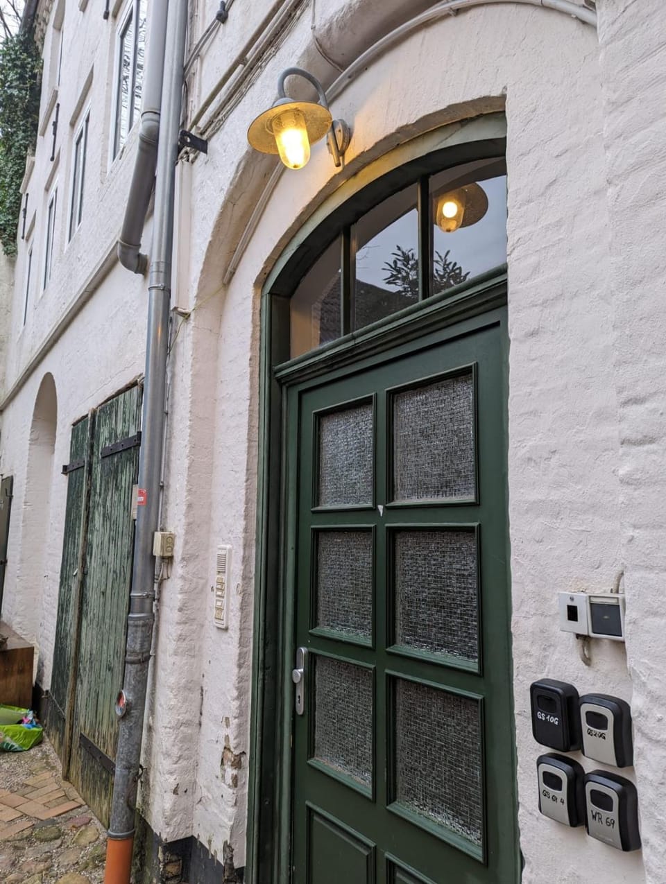 Facade/entrance, safe