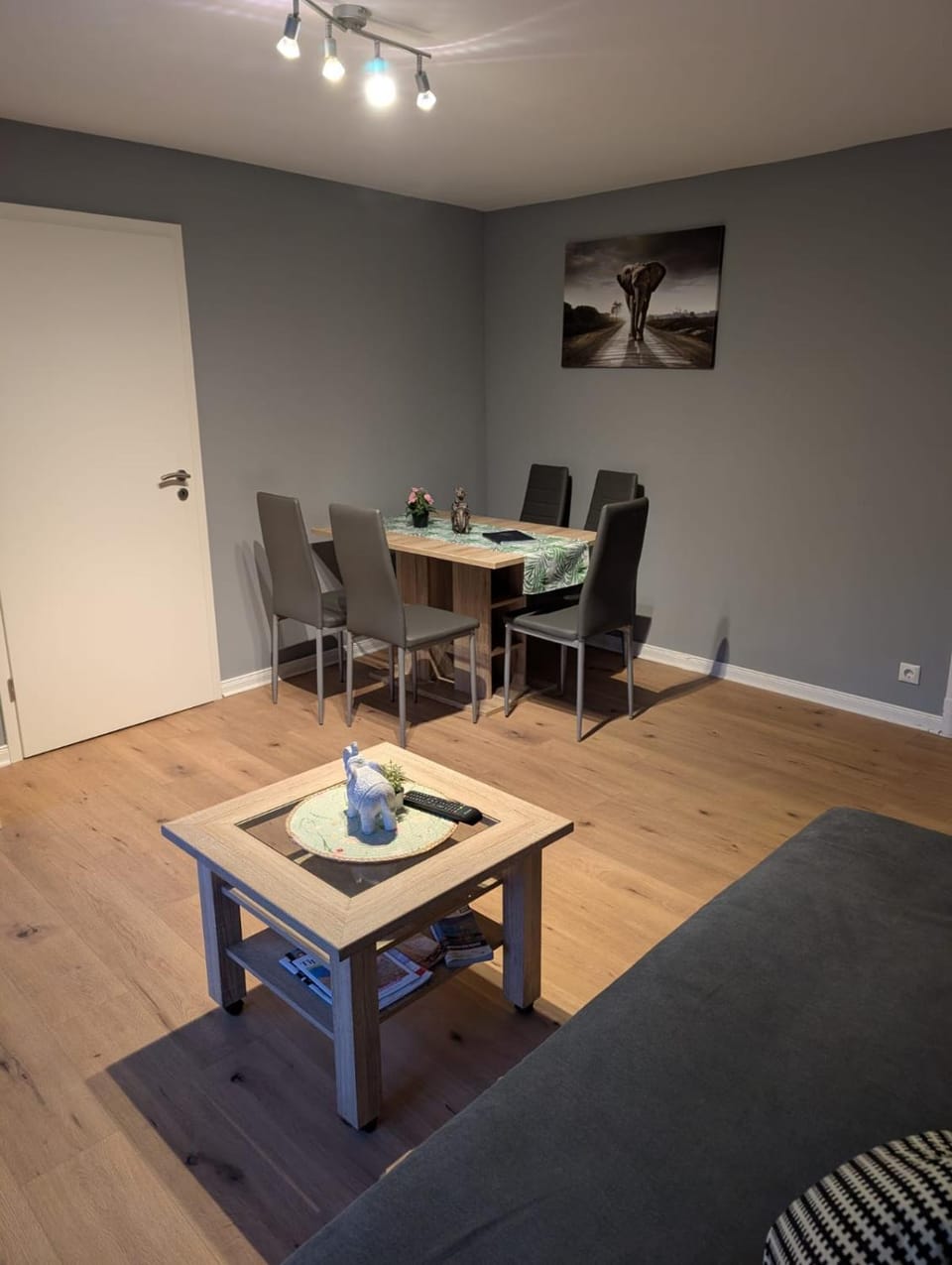 Seating area, Dining area