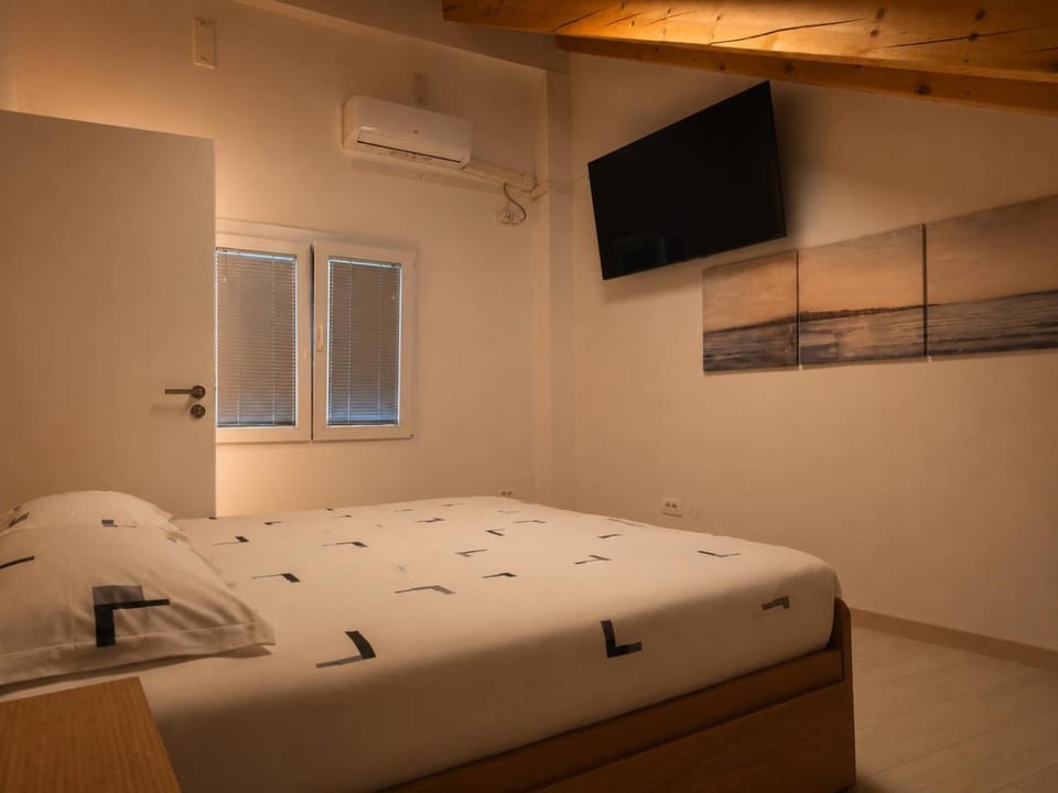 Bed, TV and multimedia, Evening entertainment, Bedroom, air conditioner