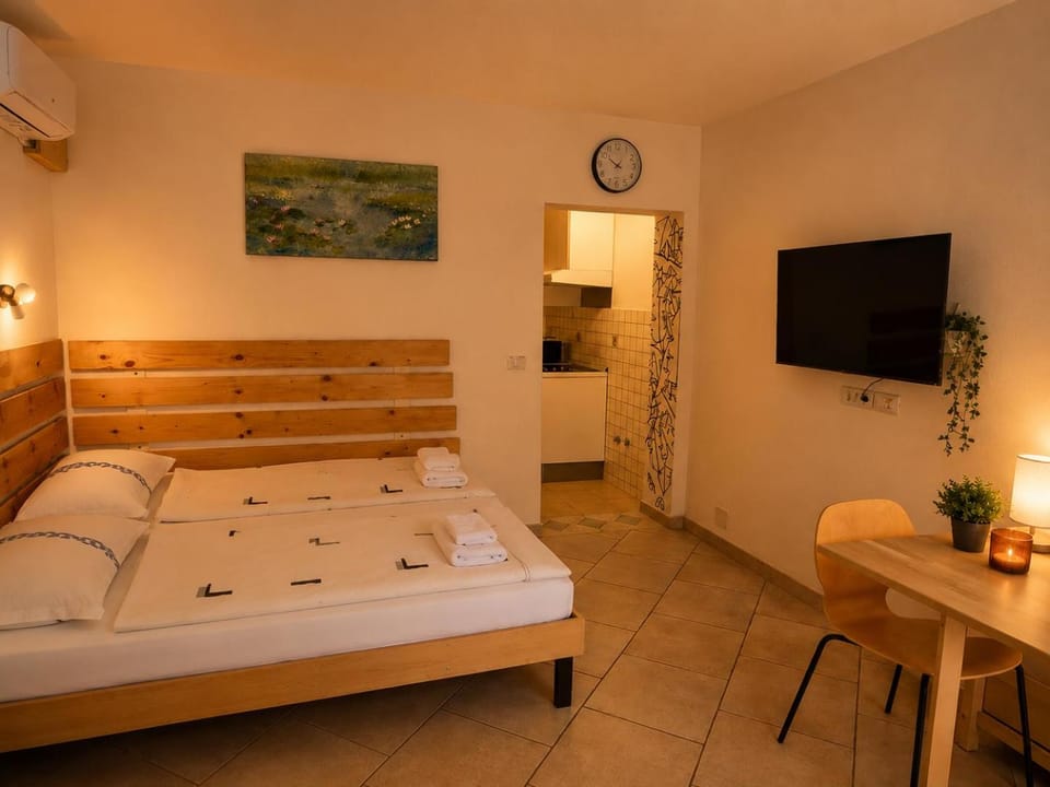 Communal lounge/ TV room, Bed, TV and multimedia, Living room, Photo of the whole room, Bedroom, towels, air conditioner