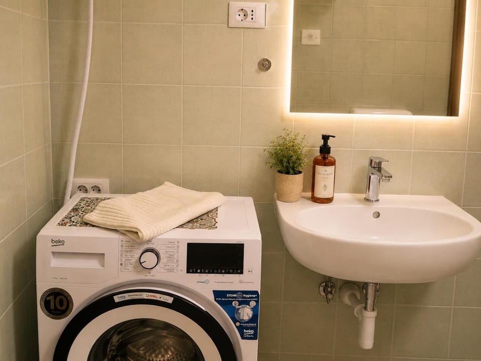 Bathroom, Bath, towels, washing machine, dryer