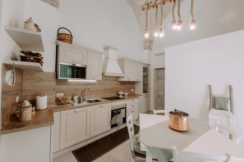 Kitchen or kitchenette, Dining area, stove