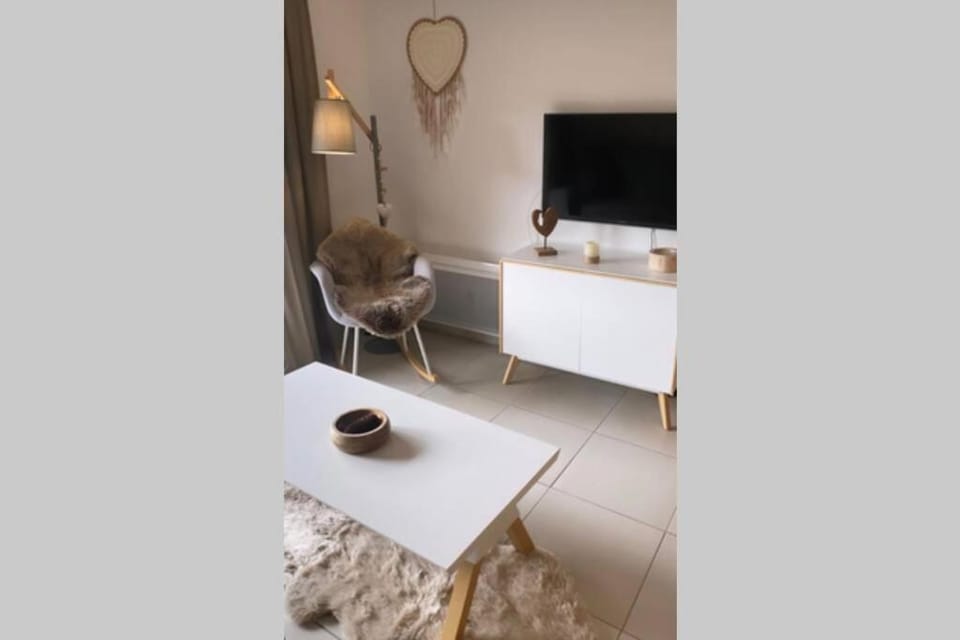 Appartement de charme dans résidence avec piscine La Joue du Loup Apartment in Provence-Alpes-Côte d'Azur