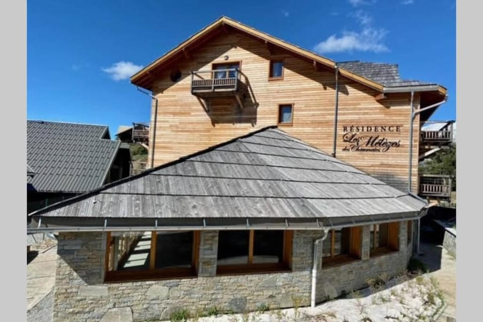 Appartement de charme dans résidence avec piscine La Joue du Loup Apartment in Provence-Alpes-Côte d'Azur