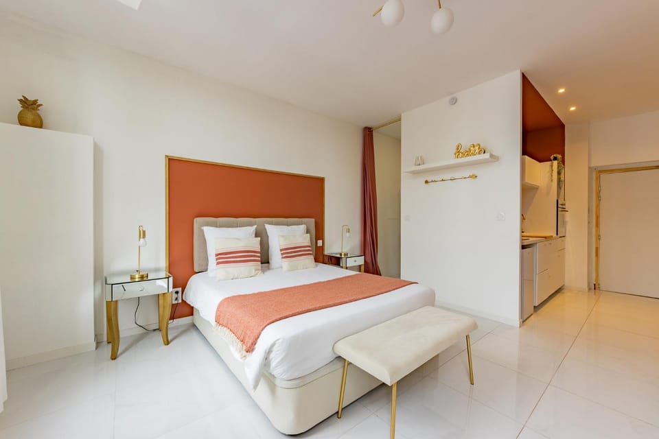 Bed, Photo of the whole room, Bedroom