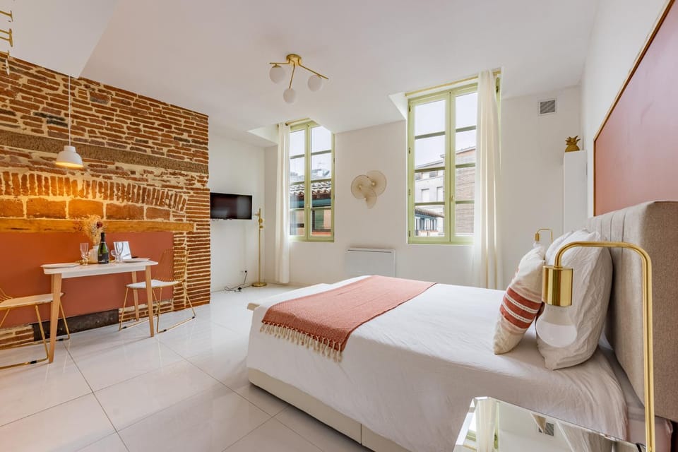 Bed, TV and multimedia, Living room, Photo of the whole room, Seating area, Bedroom