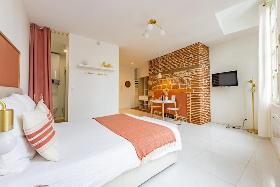 Bed, TV and multimedia, Photo of the whole room, Bedroom, wardrobe