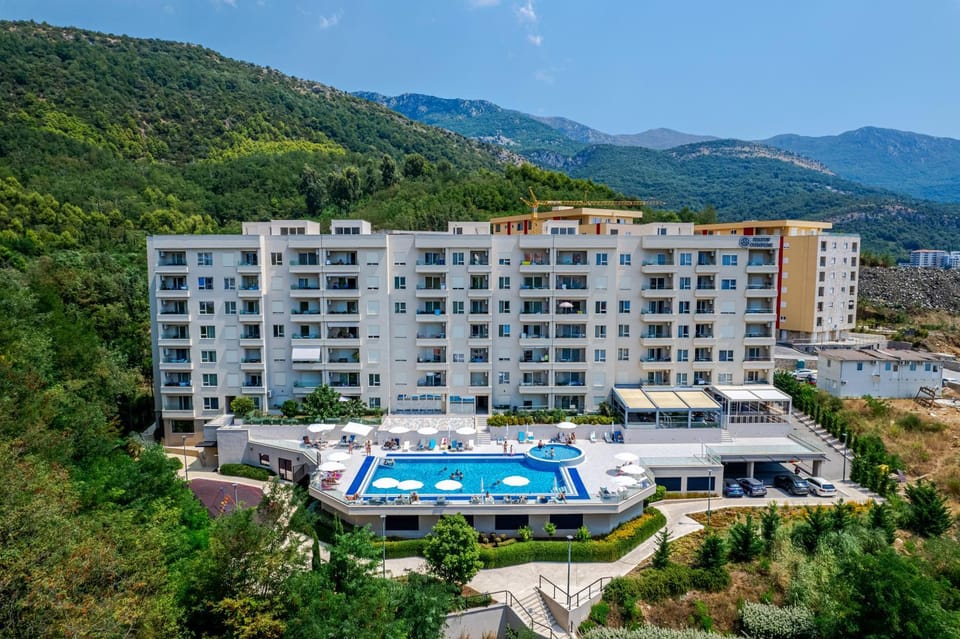 Property building, Bird's eye view, Pool view, Swimming pool