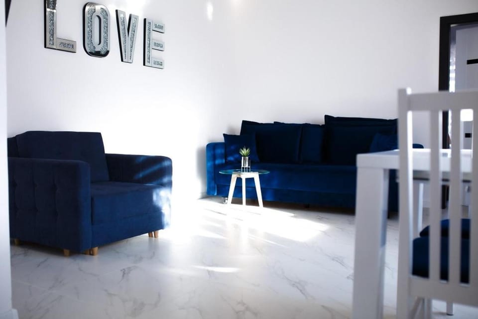 Bed, Living room, Photo of the whole room, Seating area, Bedroom