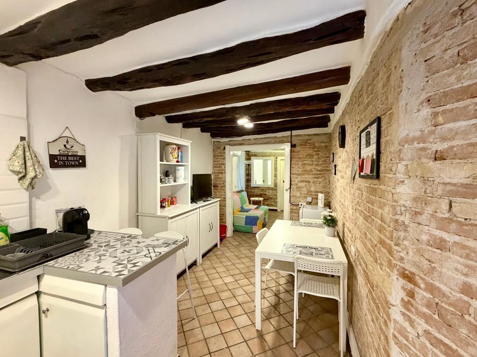 Dining area, minibar