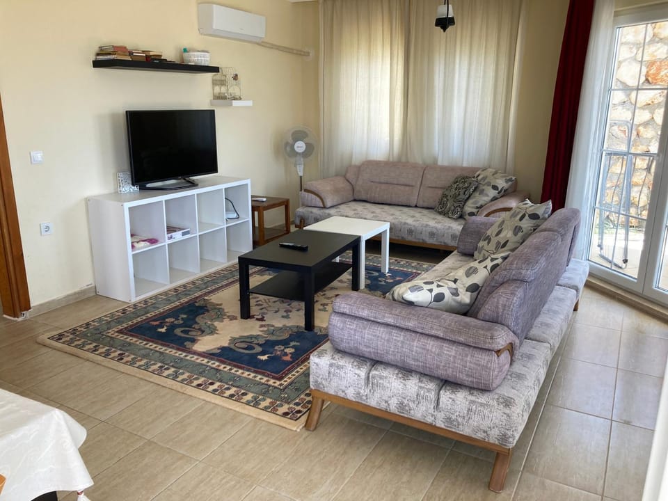 Communal lounge/ TV room, TV and multimedia, Living room, Seating area, air conditioner
