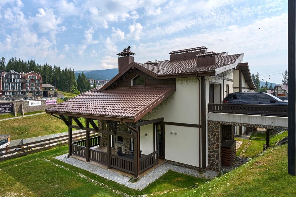 Property building, Natural landscape, Balcony/Terrace, Mountain view, Street view, Parking