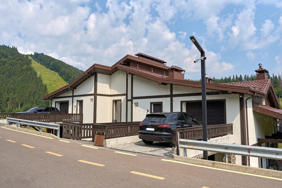 Property building, Natural landscape, Mountain view, Parking