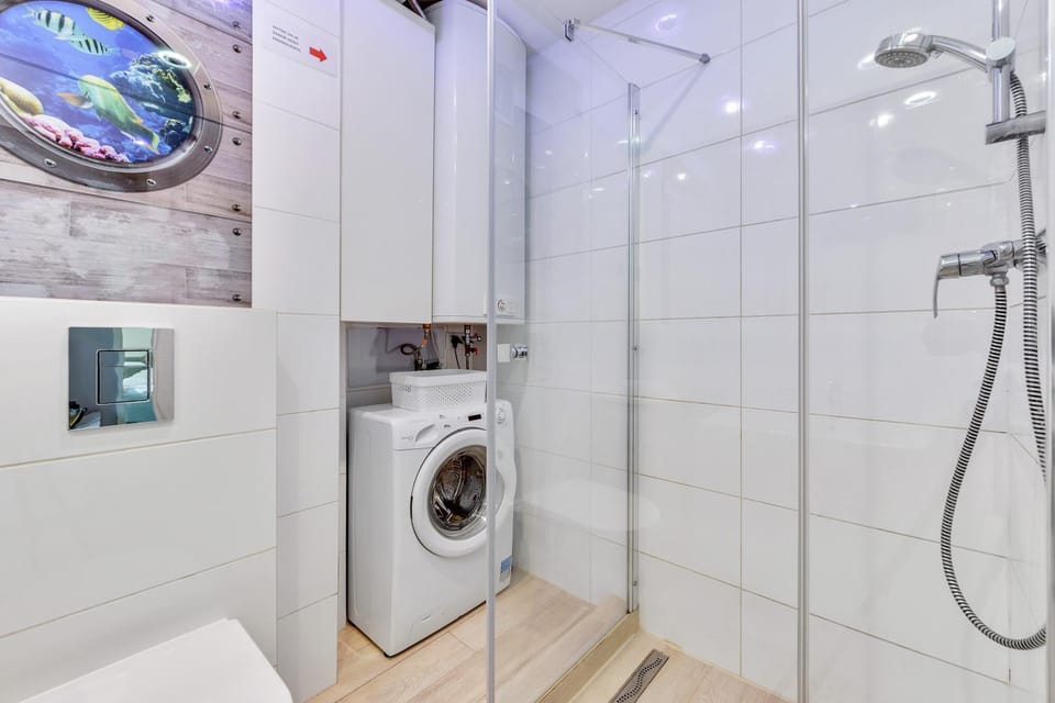 Shower, Bathroom, Photo of the whole room, Area and facilities, washing machine