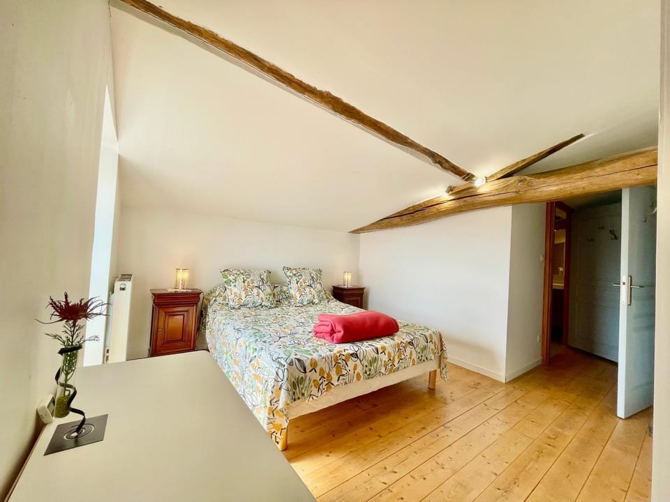 Photo of the whole room, Bedroom