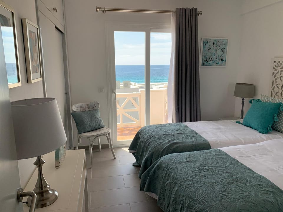 Photo of the whole room, Sea view
