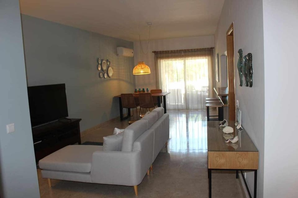 TV and multimedia, Balcony/Terrace, Living room, Decorative detail, Seating area, Dining area