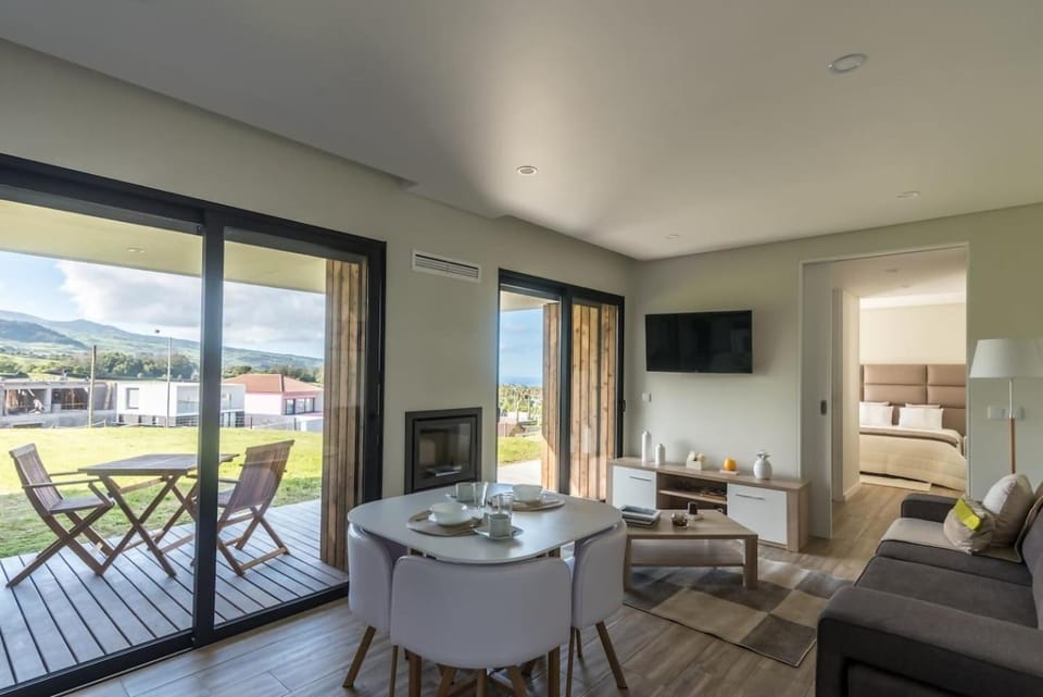 Communal lounge/ TV room, Dining area, Mountain view