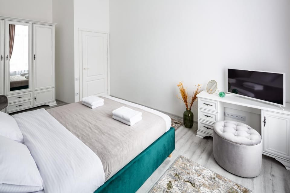 Bed, TV and multimedia, Photo of the whole room, Bedroom