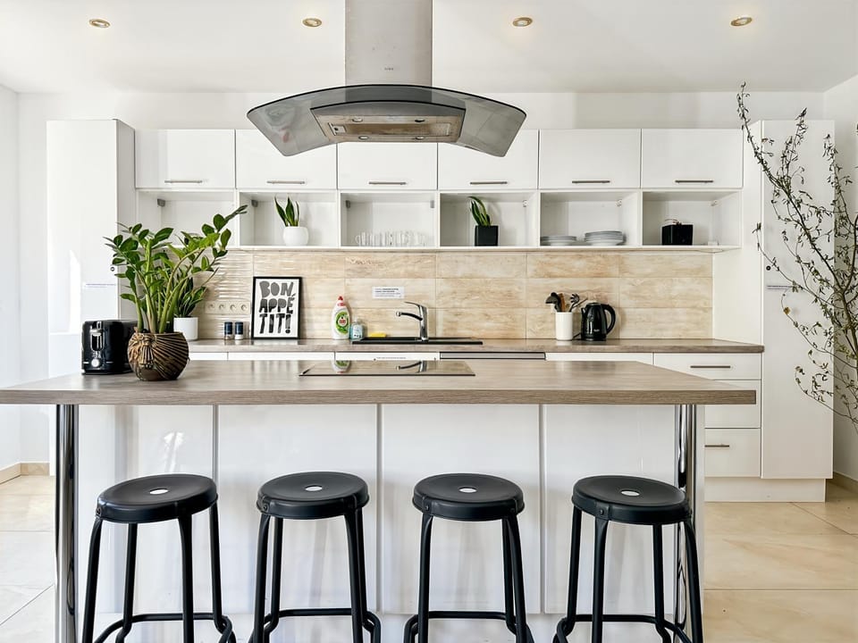 Coffee/tea facilities, Kitchen or kitchenette, Dining area, stove, toaster