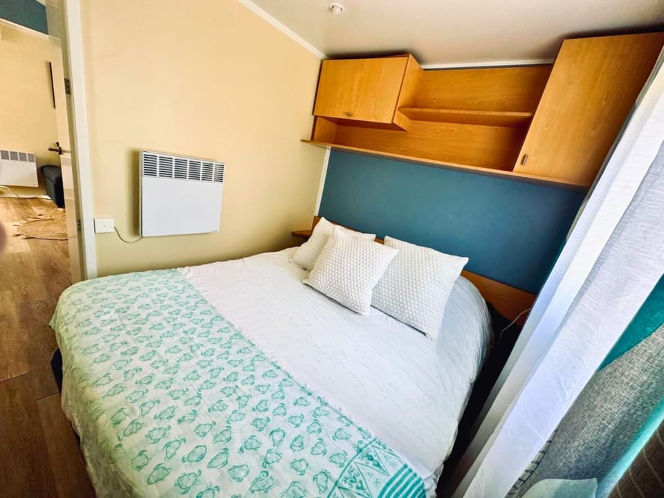 Bed, Photo of the whole room, Bedroom, storage