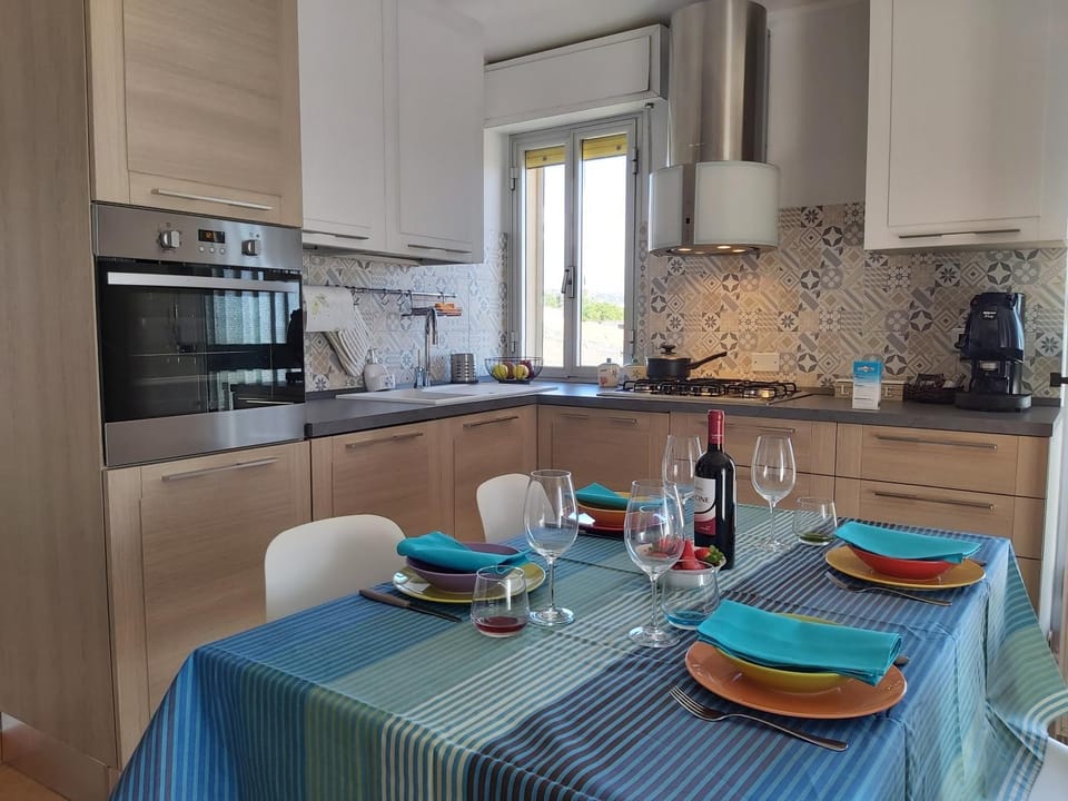 Coffee/tea facilities, Kitchen or kitchenette, Dining area, dishwasher, stove