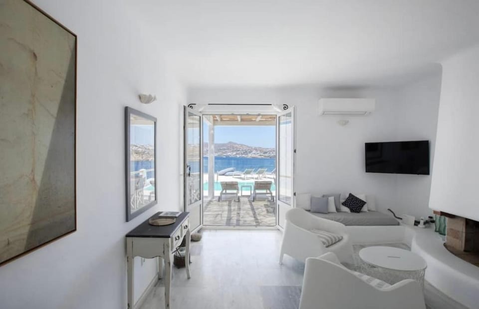 Communal lounge/ TV room, Living room, Sea view