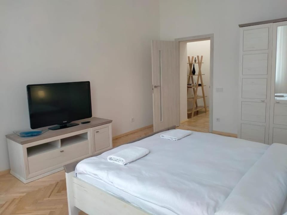Bed, TV and multimedia, Photo of the whole room, Bedroom