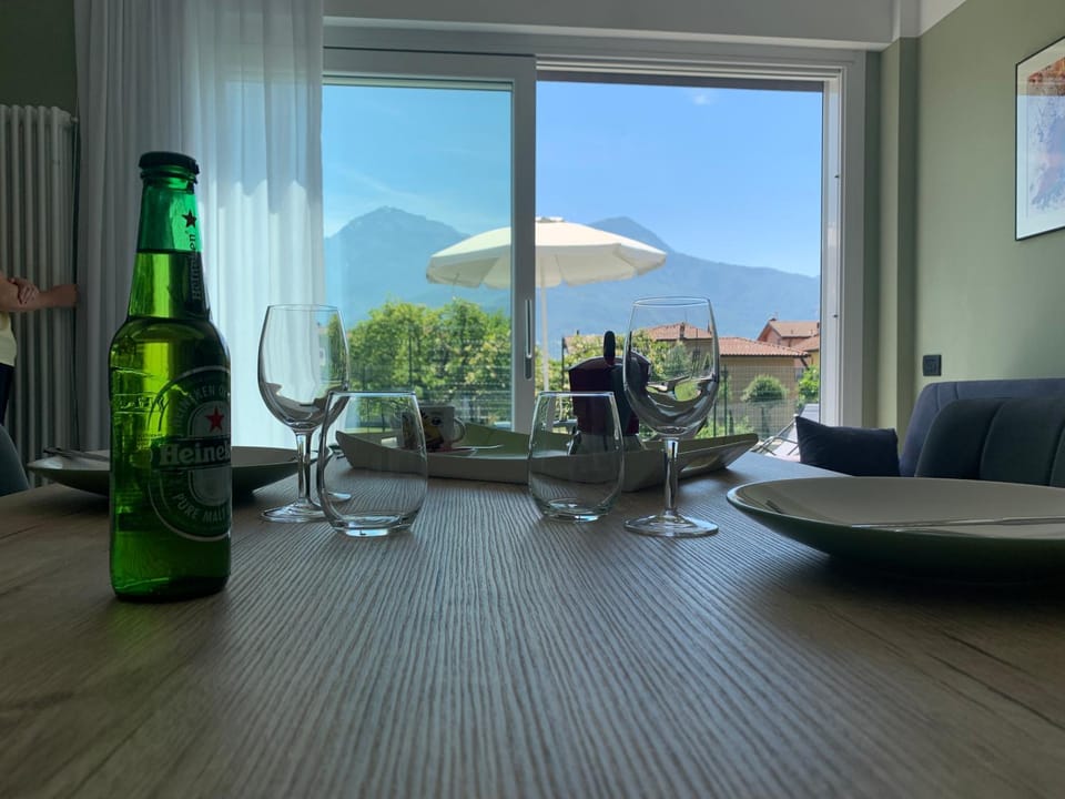 Food and drinks, Dining area, Food, Mountain view, Drinks, Alcoholic drinks
