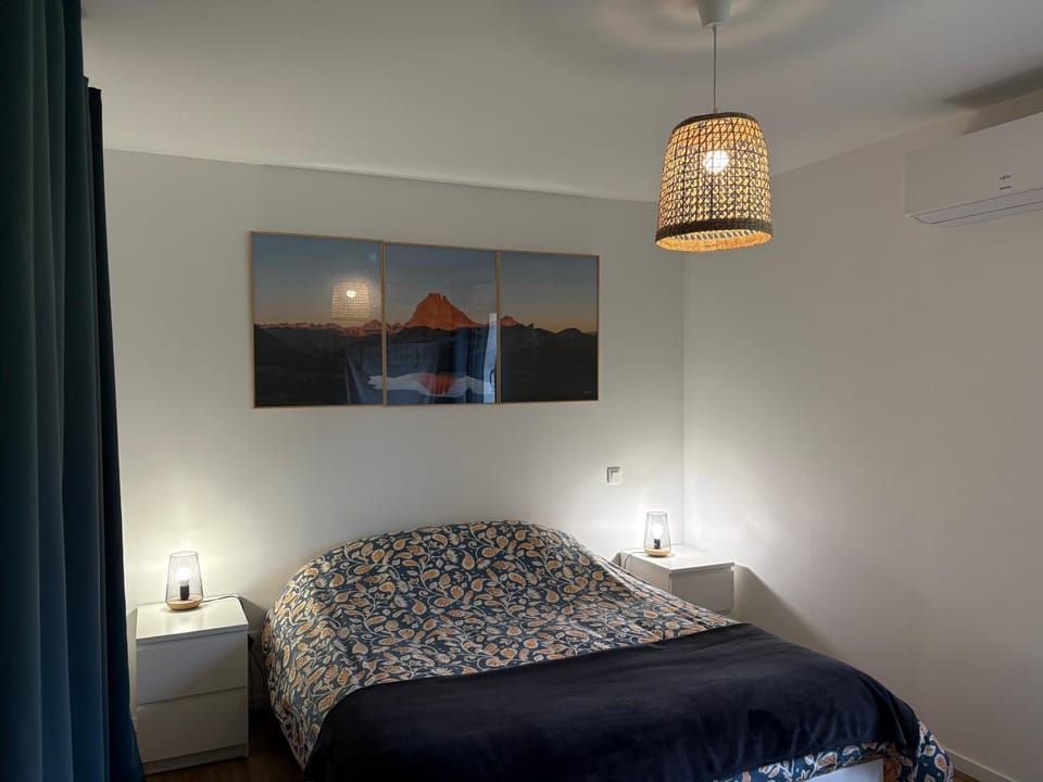Bed, Photo of the whole room, Bedroom