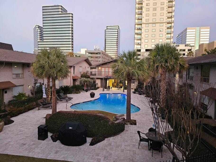 Stylish Galleria Condo 2BR 2BA Saltwater Pool Marquee Uptown Apartment in Houston