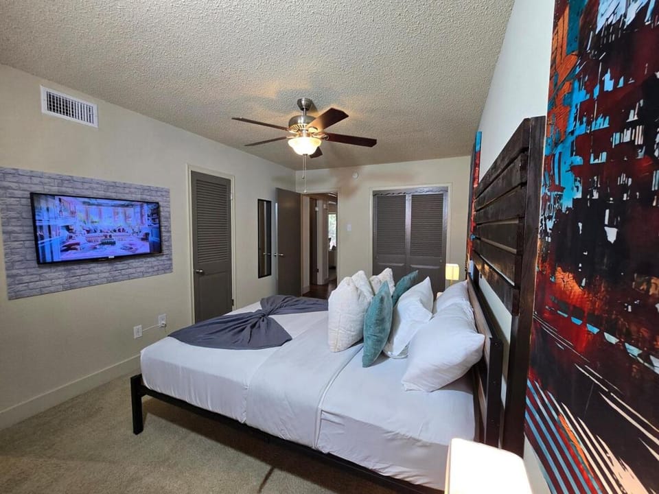 Stylish Galleria Condo 2BR 2BA Saltwater Pool Marquee Uptown Apartment in Houston