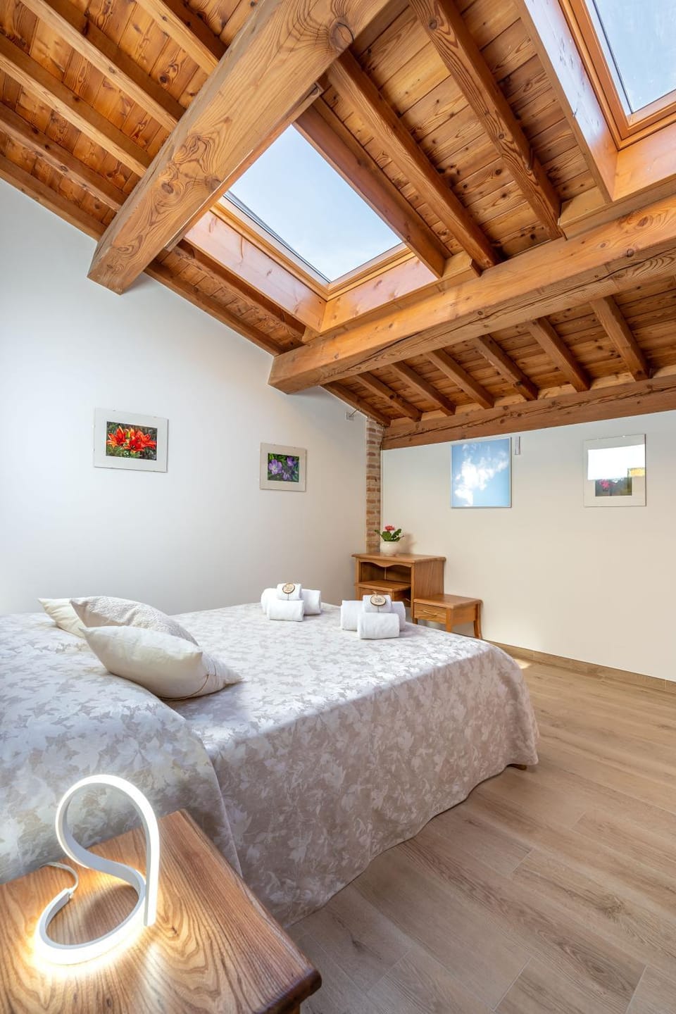 Bed, Photo of the whole room, Bedroom, towels