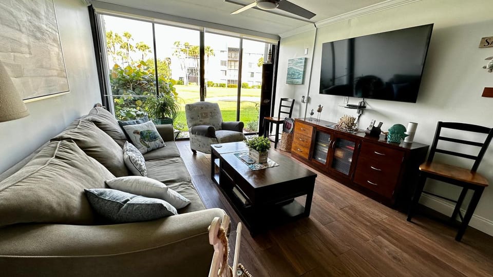 Communal lounge/ TV room, Living room, Seating area