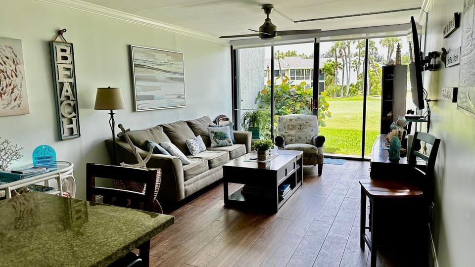 Excellent beach front community, golf course, tennis, sunny weather year round! Apartment in Fort Pierce