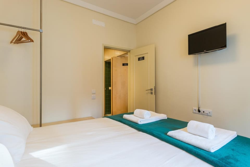 Bed, TV and multimedia, Bedroom