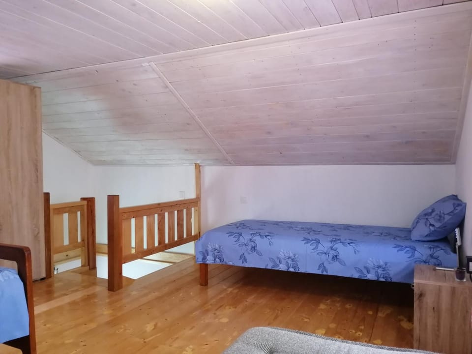 View (from property/room), Other, Bedroom, Text overlay, Guests, children