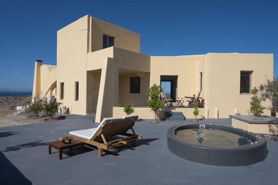 Property building, Patio, Day, Hot Tub, sunbed