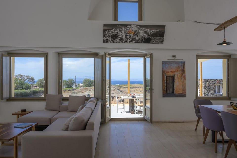 View (from property/room), Living room, Seating area, Dining area, Sea view