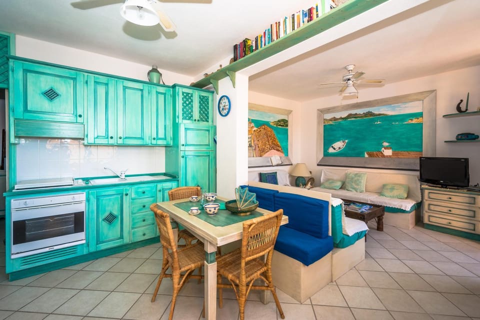 TV and multimedia, Kitchen or kitchenette, Living room, Seating area, Breakfast