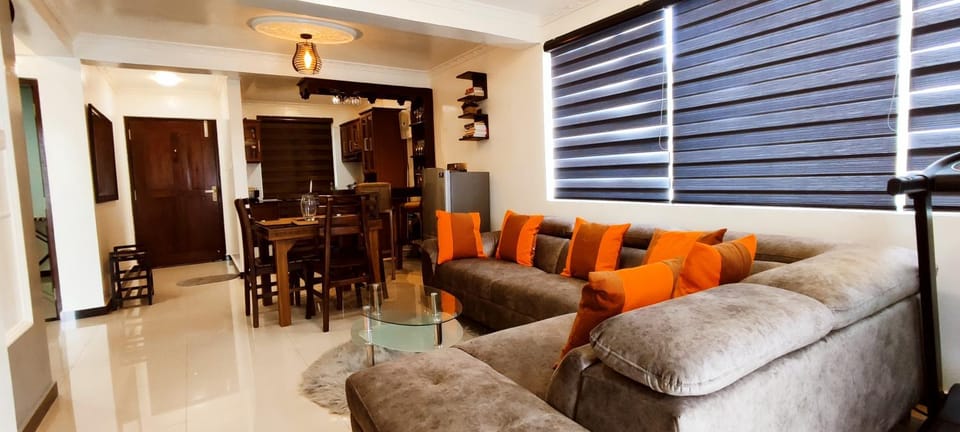 Lounge or bar, Seating area, Dining area
