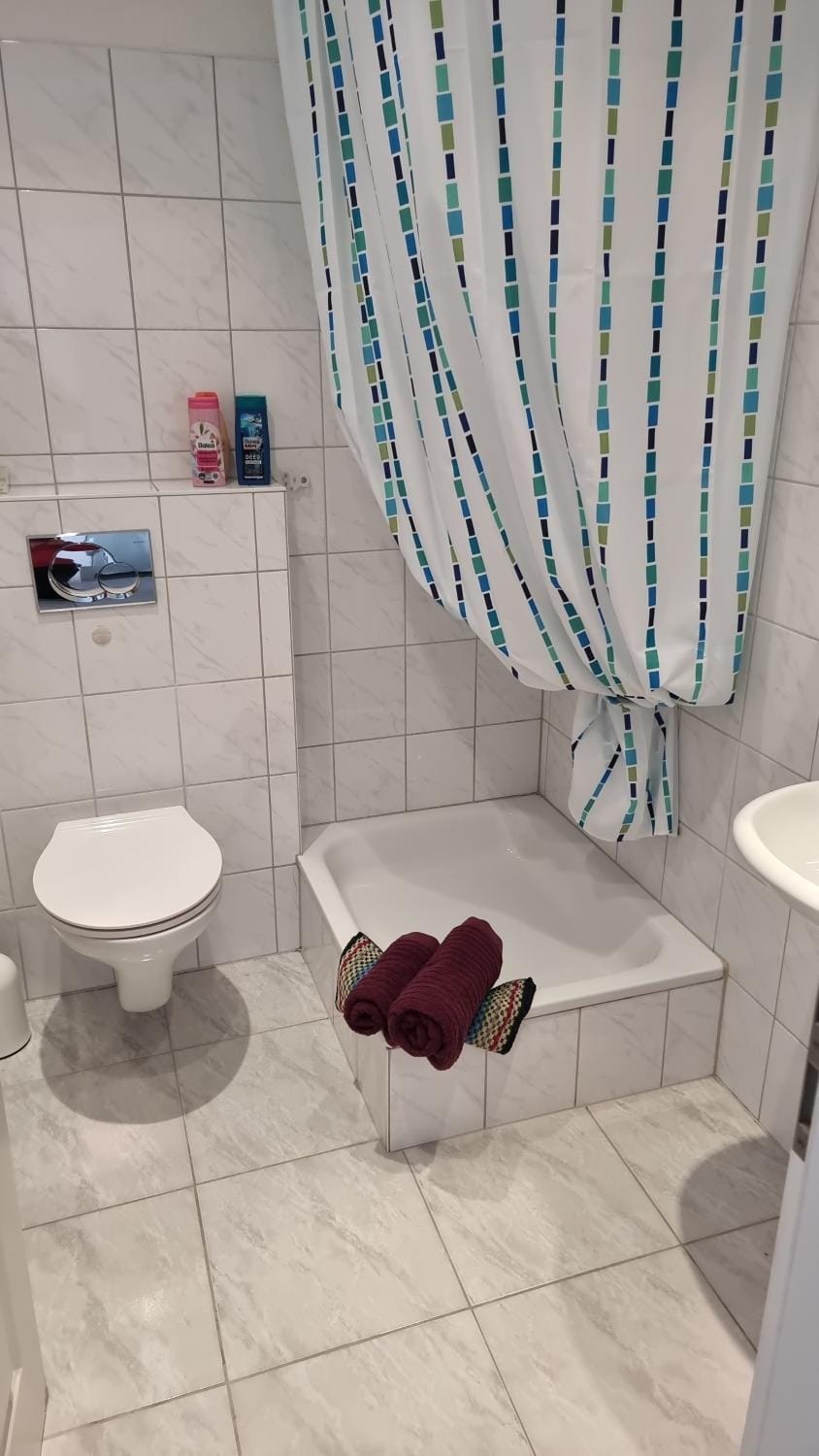 Shower, Toilet, Bathroom, towels