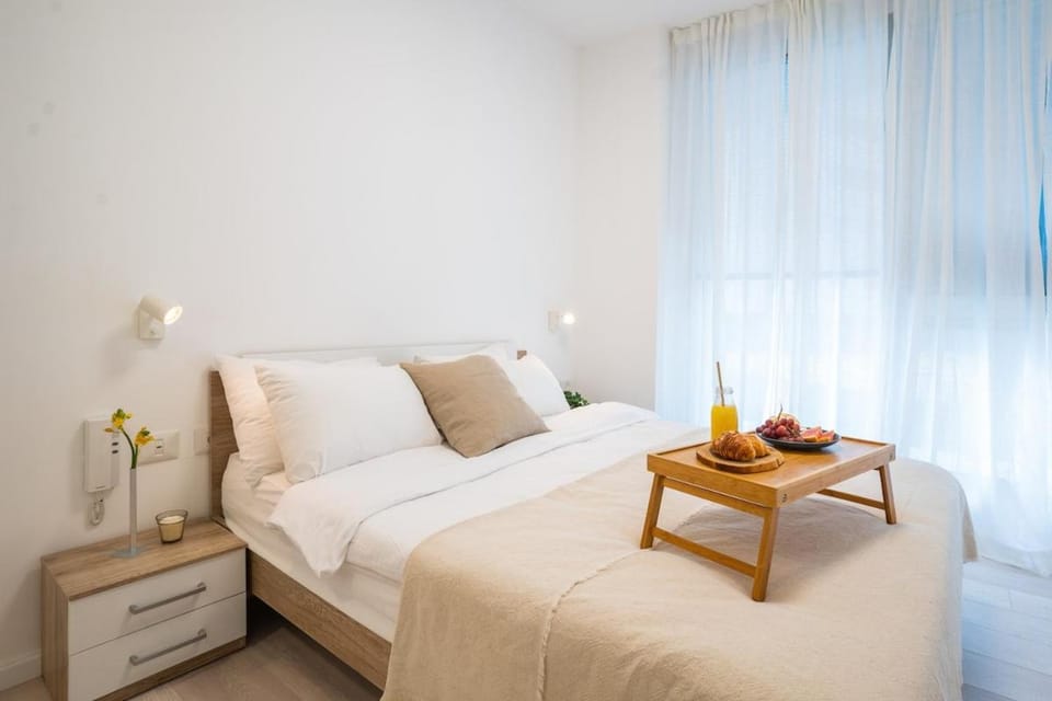 Mamad 3BR Urban Stay Scenic Views by SeaNRent Apartment in Tel Aviv-Yafo