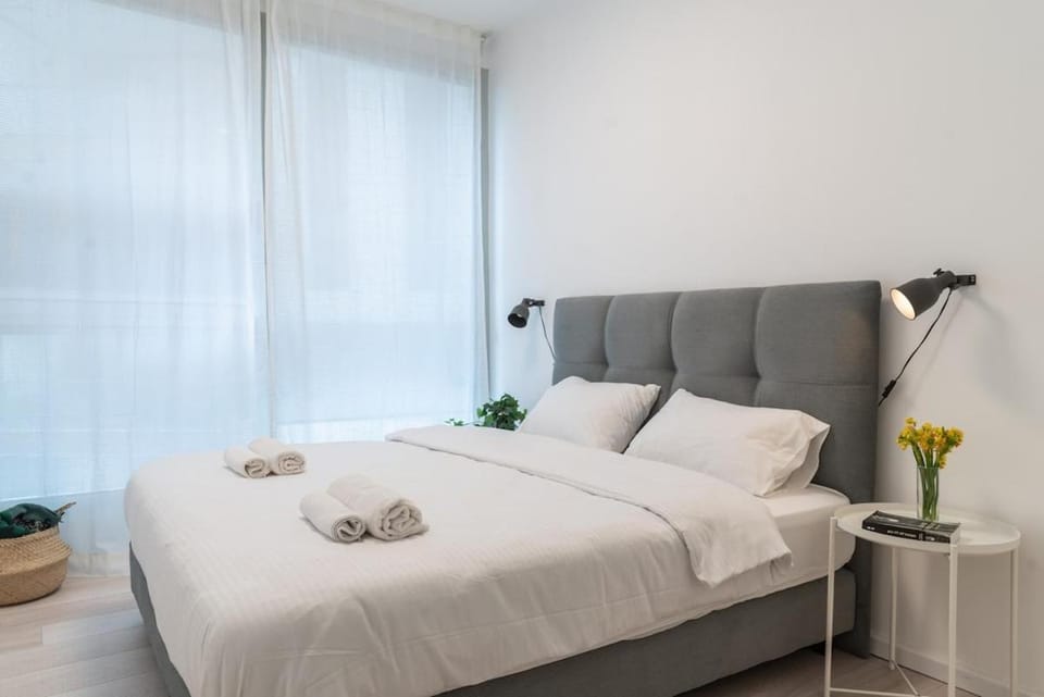 Mamad 3BR Urban Stay Scenic Views by SeaNRent Apartment in Tel Aviv-Yafo
