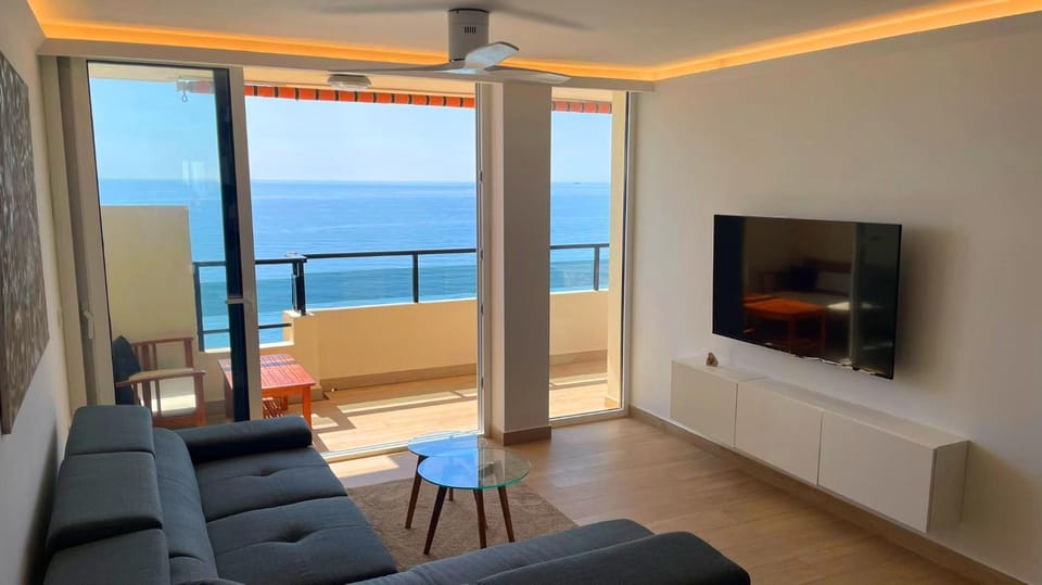 Communal lounge/ TV room, Sea view