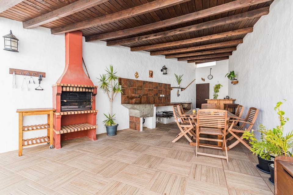 Patio, BBQ facilities, Kitchen or kitchenette, Dining area, flat iron